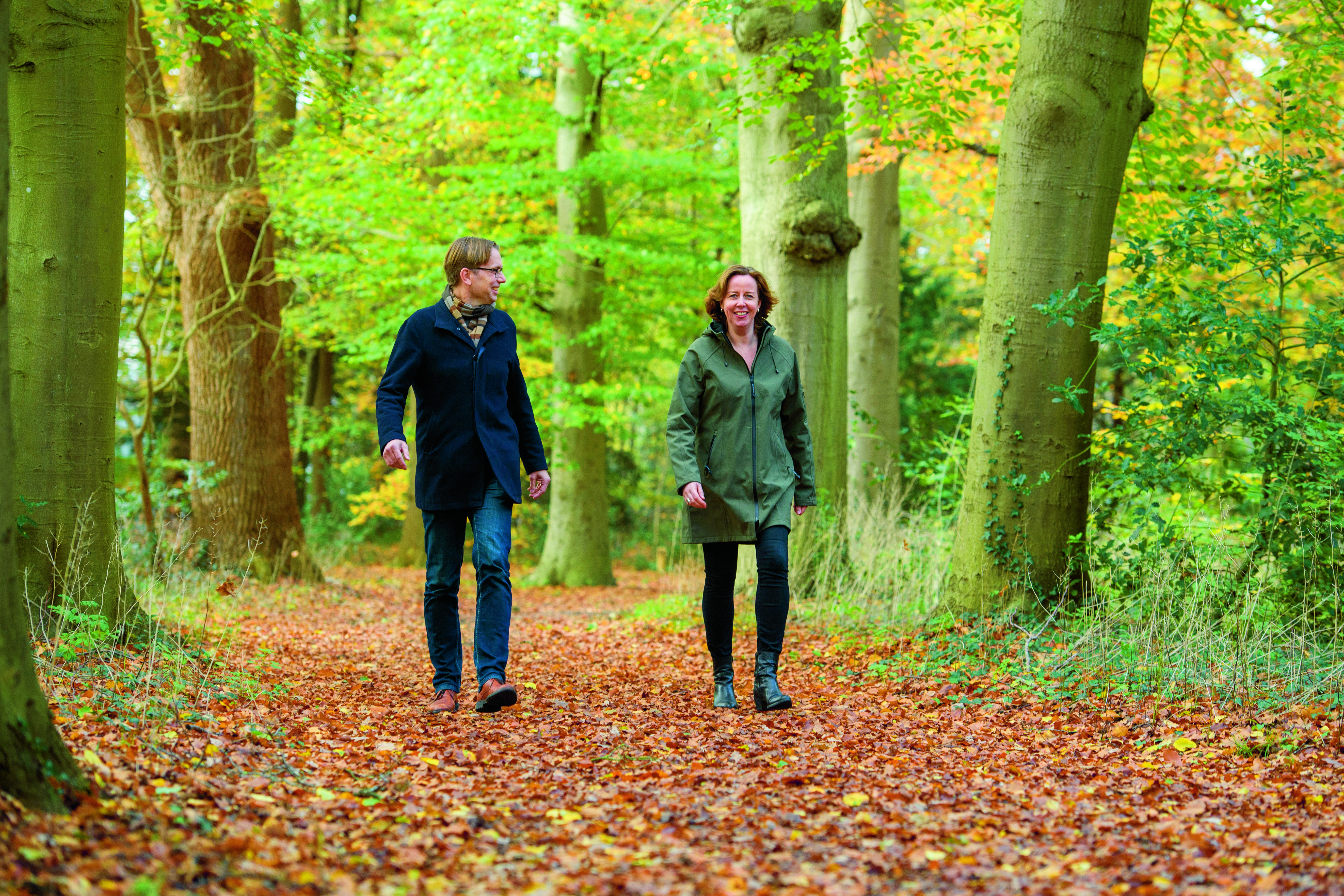 Kirsten en Bram in bos