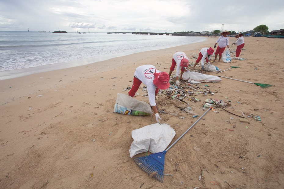 beach clean-up Bali
