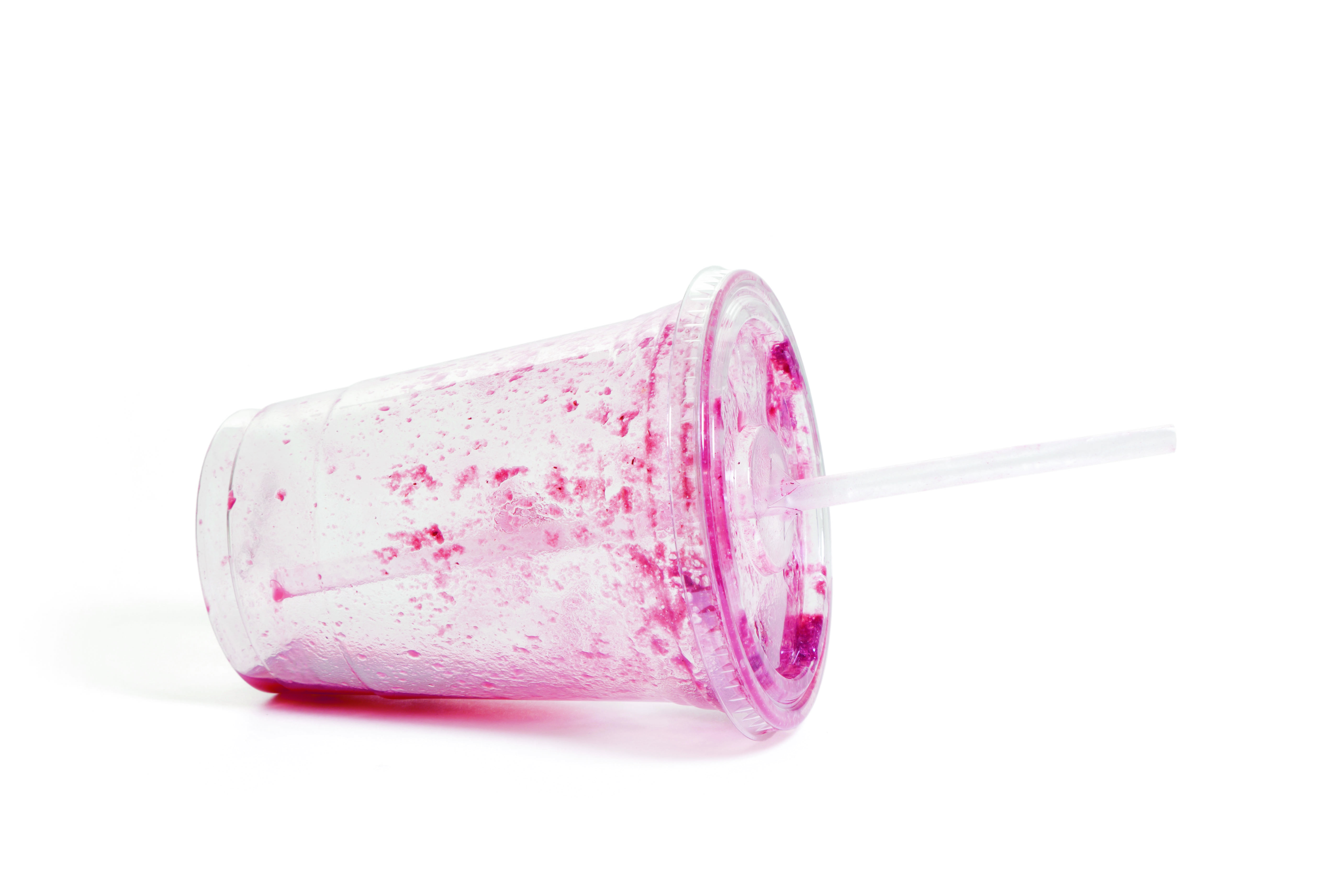 doorzichtige plastic beter met restje rode sap erin