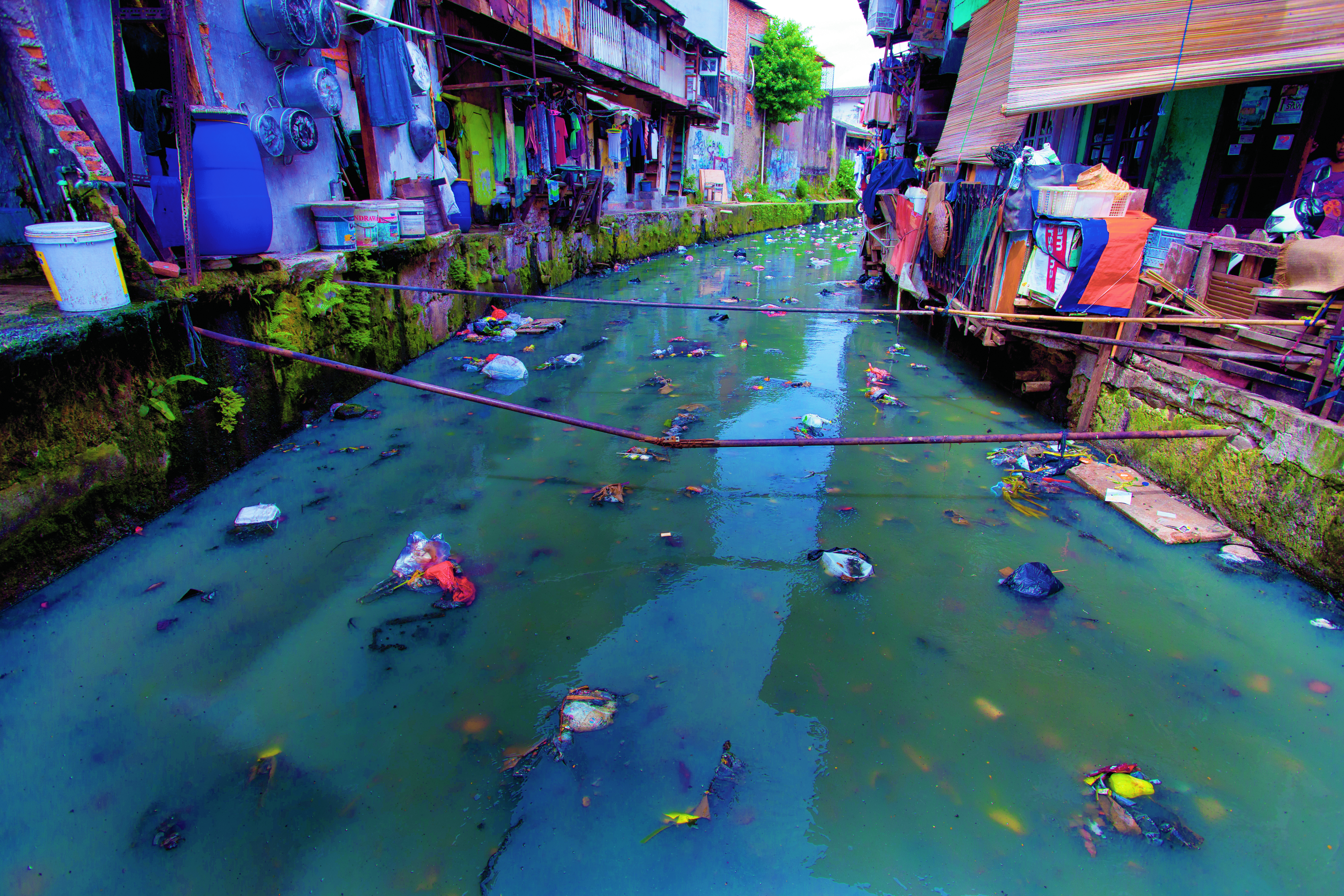 Zware plasticvervuiling in een lokale rivier die door een sloppenwijk stroomt