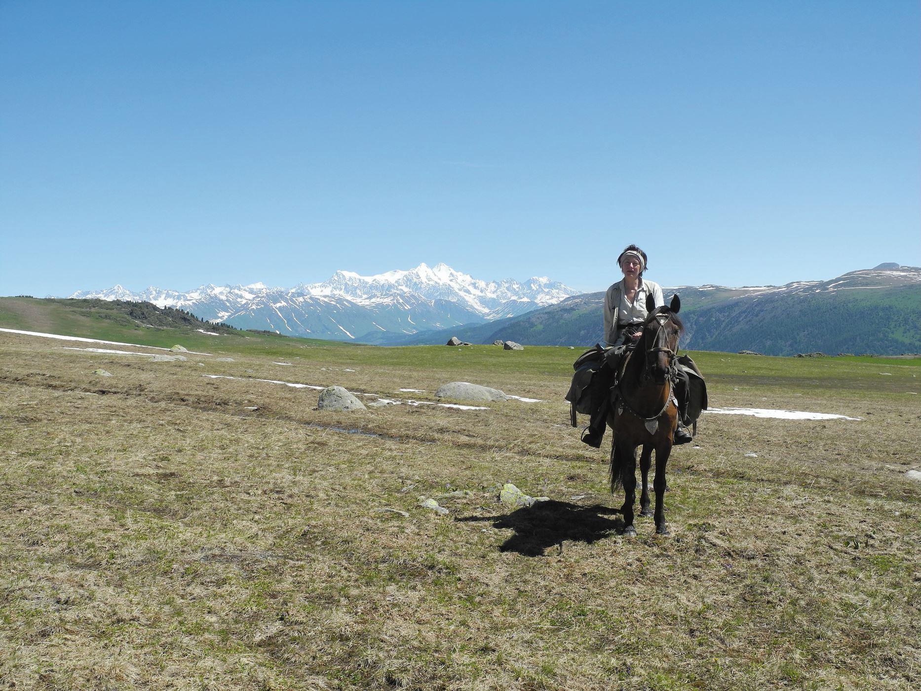 Vrouw op paard met berglandschap op de achtergrond