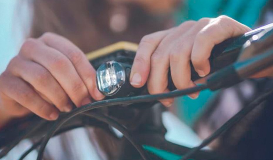 Meisje installeert fietslamp