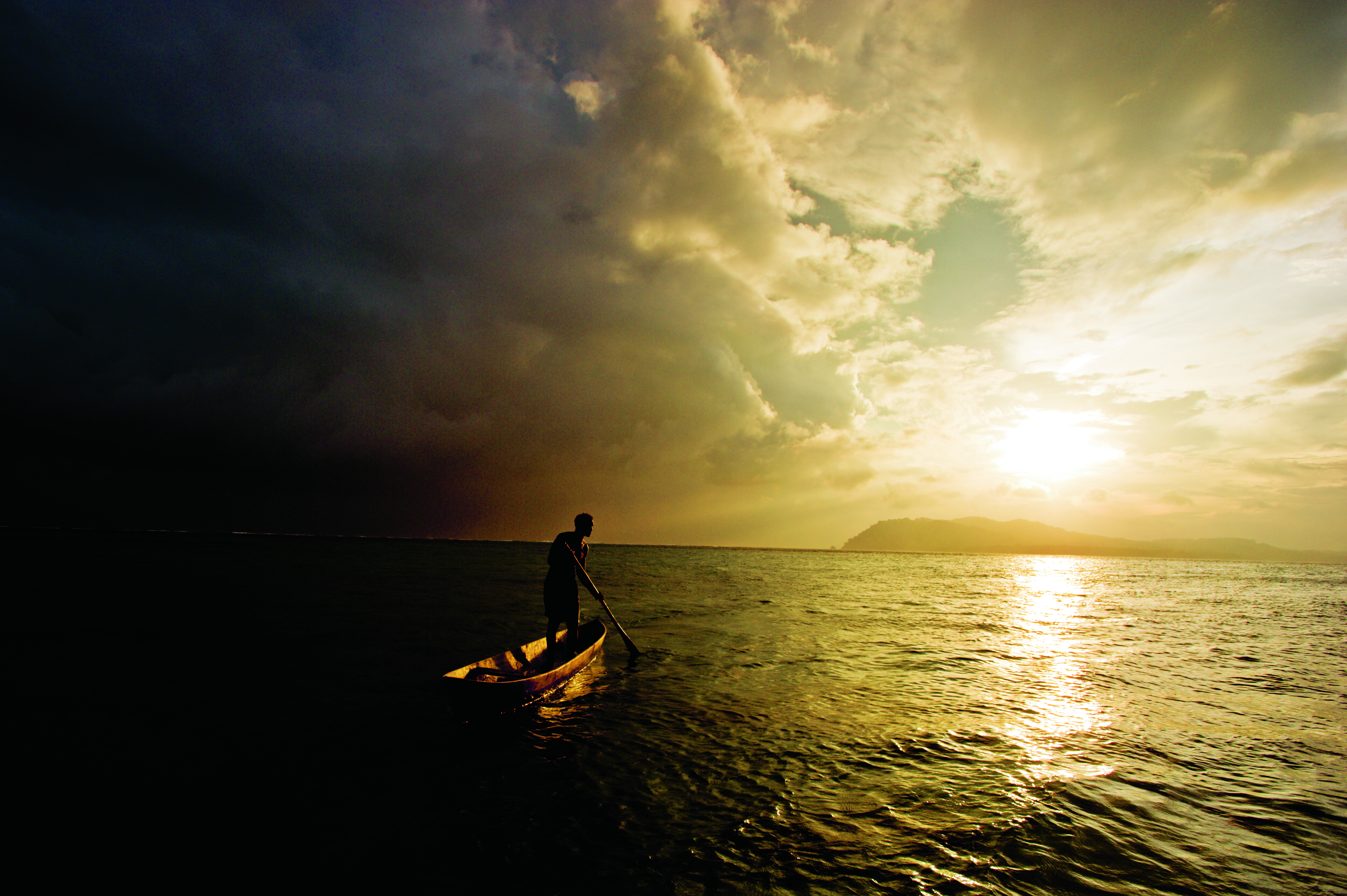 Local op zoek naar Indische zeekoe 