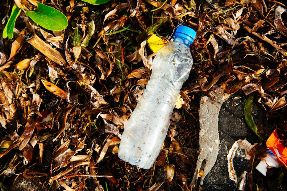 Plastic fles ligt op de grond
