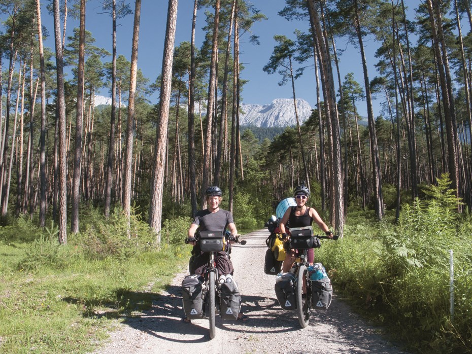 Twee mensen op hun fiets in het bos