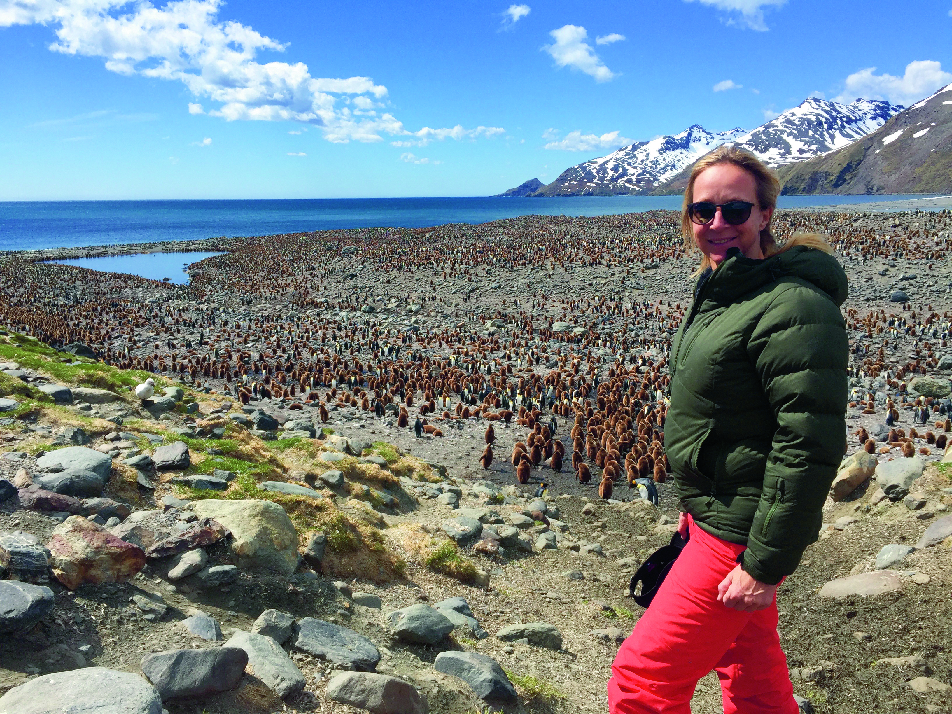 Floortje Dessing in South Georgia met pinguins