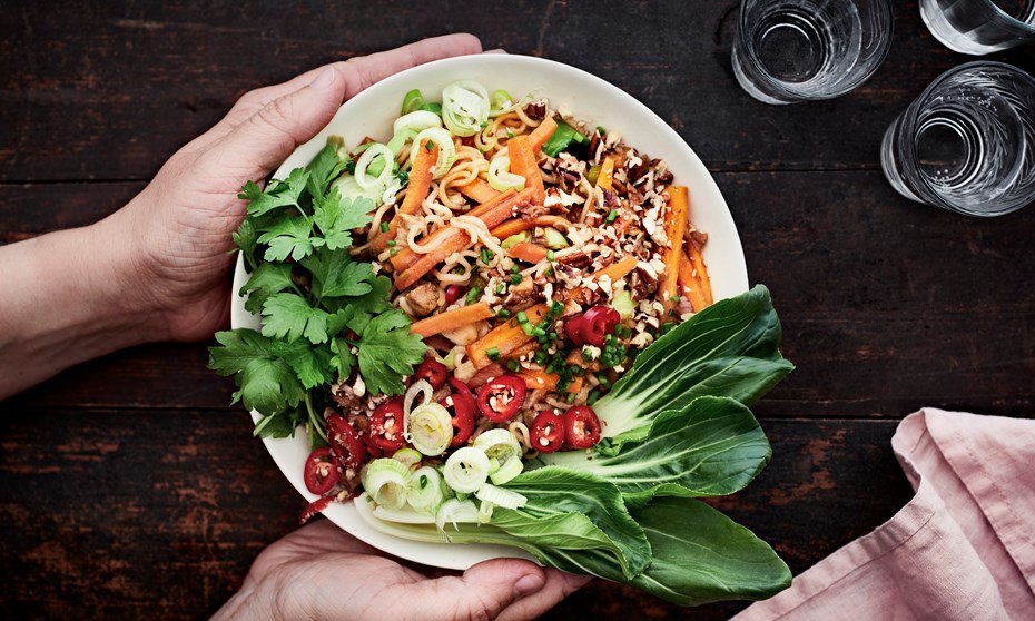 Bord met groente, handen, glazen